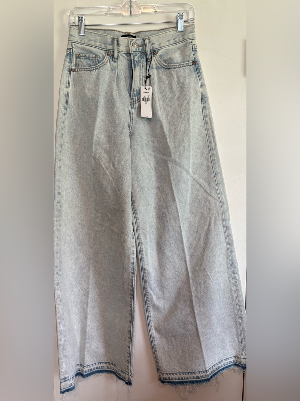 Express Relaxed Wide Leg Super High Rise jeans- Size 2s NWT